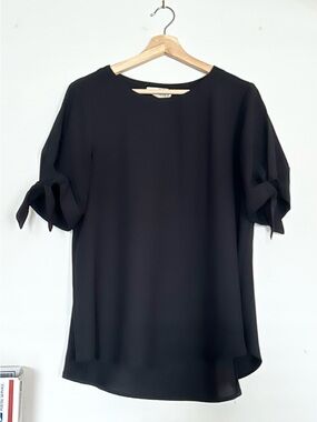 EVERLEIGH Black Short-Sleeve Tie Detail Women's Flowy Blouse